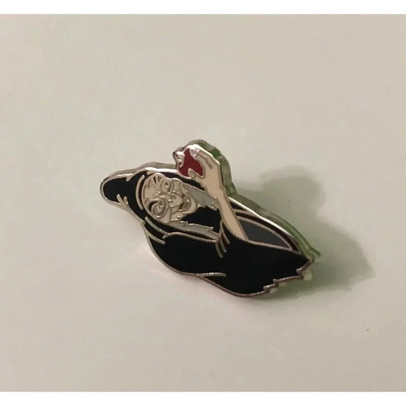 2006 Disney Snow White Old Hag Pin Evil  Queen Apple - Picture 10 of 12